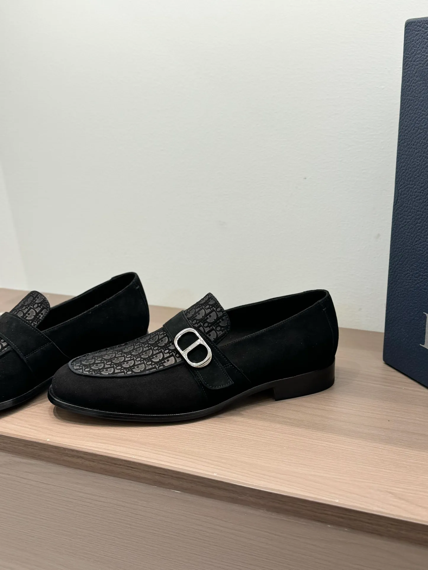 [Dior Dior] Top P: 960💰 Standard code 39-44 (38.45.46 custom-made, non-refundable and non-exchangeable) Dior Dior's latest high-end men's boutique casual leather shoes, the upper is carefully made of black cowhide/open-edge beaded leather/high-mercerized frosted cowhide, the classic silhouette shows elegance, and the upper strap is matched with a metal-coated CD Icon decorative buckle to enhance the style. Comfortable and lightweight, the Italian leather sole features anti-slip rubber inserts. The Blake structured leather sole with anti-slip details showcases Dio*'s exceptional craftsmanship. Elegant and refined, it can be matched with all kinds of suits.